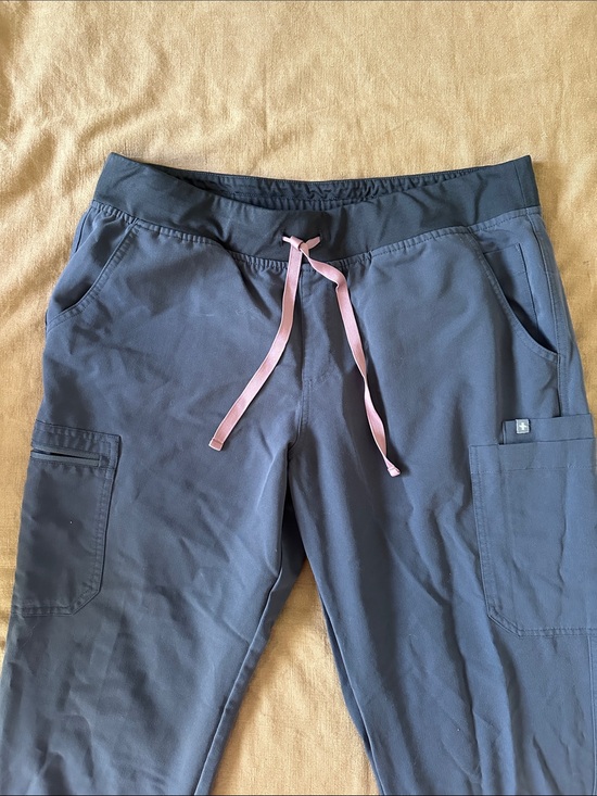 Figs Pants - Figs Yola Slim Straight Leg Scrub Pant in Gray with Pink Drawstring